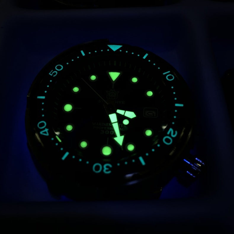 Sapphire lens canned diving watch